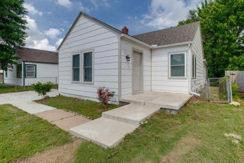 Nice East Side 3BR 2BA WIFI SMART TV Nice East Side 3BR 2BA WIFI SMART TV