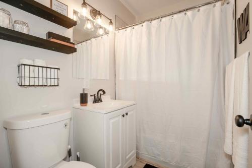 Nice East Side 3BR 2BA WIFI SMART TV Nice East Side 3BR 2BA WIFI SMART TV