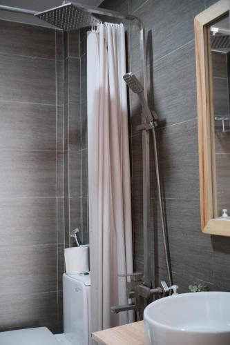 Double Room with Balcony image 3