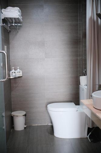 Double Room with Balcony image 6