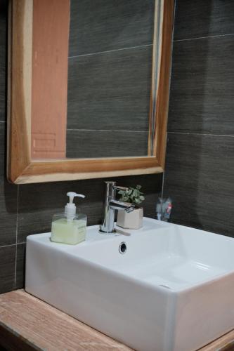 Triple Room with Balcony image 3