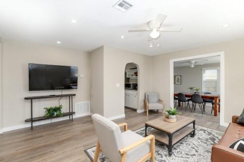 SUPER CUTE 3 BR 1 BA WIFI Smrt TV 2 Living RM