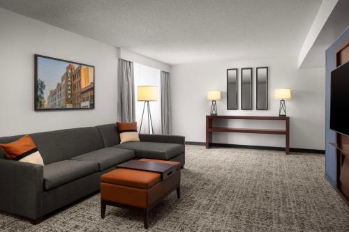 1 king bed, 1 sofa bed