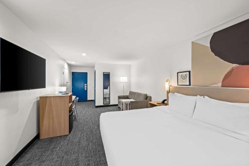 Comfort Inn & Suites Airport Dulles-Gateway - image 14