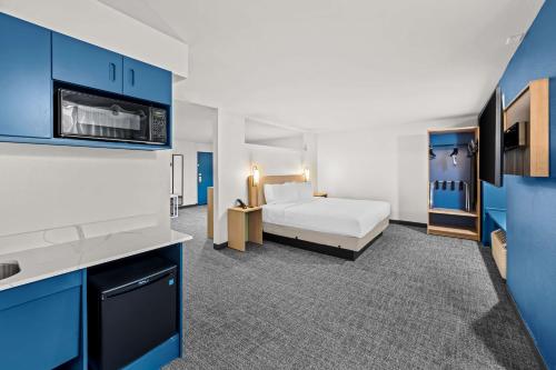 Comfort Inn & Suites Airport Dulles-Gateway - image 13