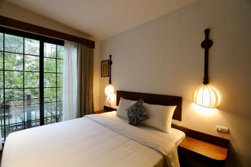 One-Bedroom Apartment with Terrace image 8
