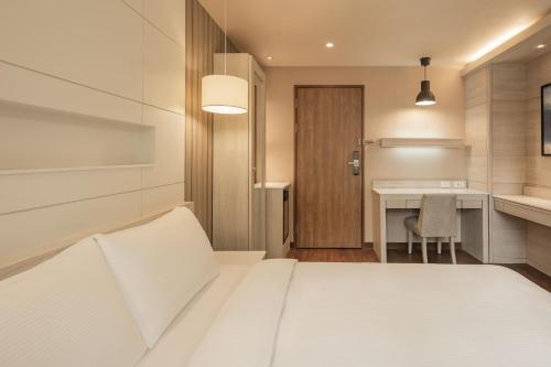 Standard Double Room image 4