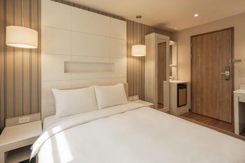 Standard Double Room image 3