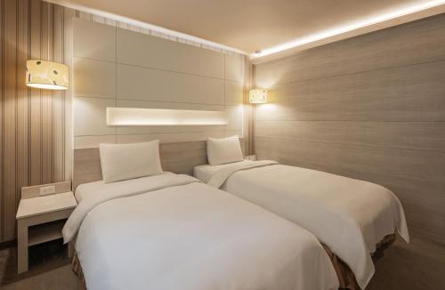 Business Twin Room image 3