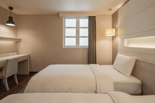 Business Twin Room image 4