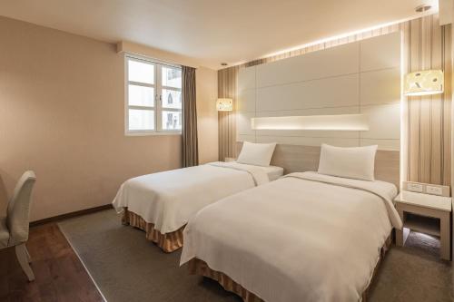 Business Twin Room image 5
