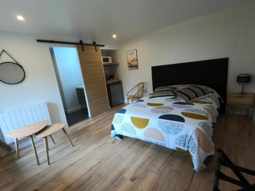 Chambre indépendante rénovée, à 2 pas de la plage chambre d'hôte Berthenay