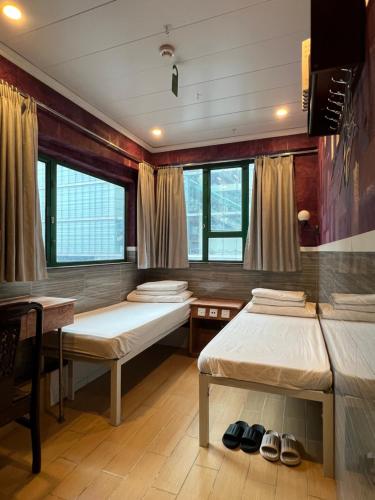 room detail thumbnail 2