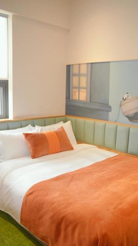 Deluxe Queen Room image 2