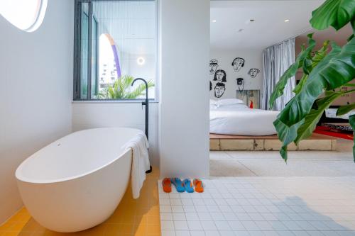 room detail thumbnail 2