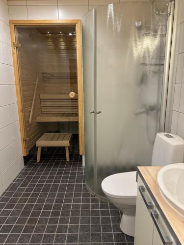 淋浴間, Lomahuoneisto Lappajärvi Chalets 1 (Lomahuoneisto Lappajarvi Chalets 1) in 拉帕湖