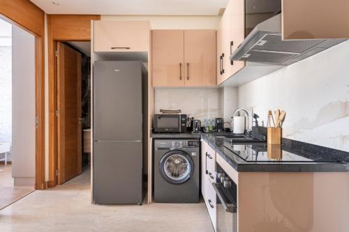 The 51 Hermitage by IB Signature - Elegant 1BR, Peaceful - 24 x7 Security - Self check-in - Parking - City View with terrace - Walk to Cafes! City Centre & Tram, Casablanca (fotografie 6)
