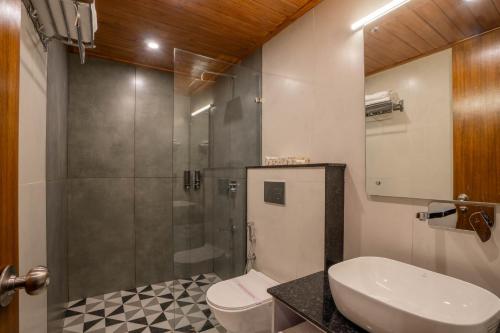 Deluxe Double Room with Balcony image 1