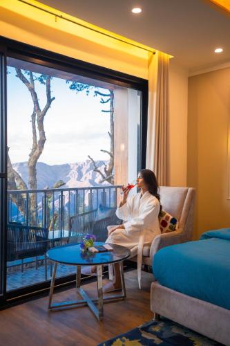 Junior Suite with Balcony image 4
