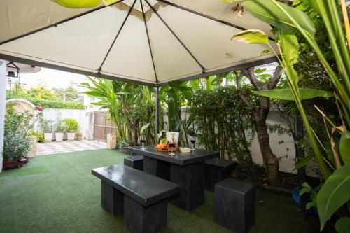 Low-Rise House for Groups Near BTS & EmDistrict For Spacious Cozy Stay, Бангкок (фото 6)
