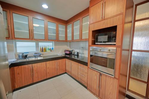 Low-Rise House for Groups Near BTS & EmDistrict For Spacious Cozy Stay, Бангкок (фото 3)