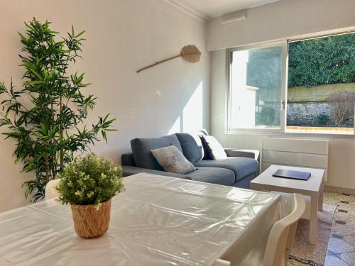 Joli T2 47m2 au calme absolu, à 2 pas de la gare avec parking privé (Elegant T2 au Calme Absolu avec Terrasse & Parking a 2 pas de la gare et Jardins du chateau de Versa) in Сан-Сир-ль'Еколь