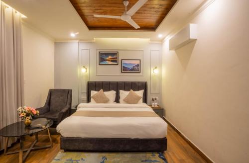 Deluxe Double Room with Balcony image 8