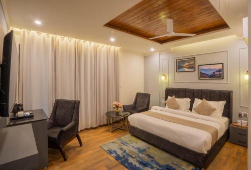 Deluxe Double Room with Balcony image 7