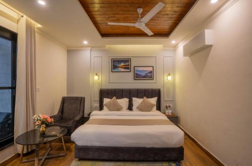 Deluxe Double Room with Balcony image 6