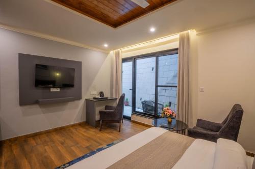 Deluxe Double Room with Balcony image 5