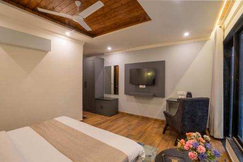 Deluxe Double Room with Balcony image 3