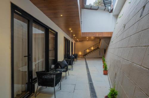 Deluxe Double Room with Balcony image 9