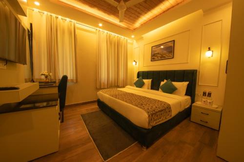 Deluxe Double Room image 5