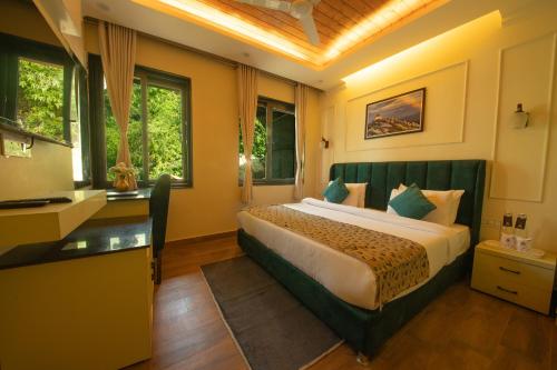 Deluxe Double Room image 2