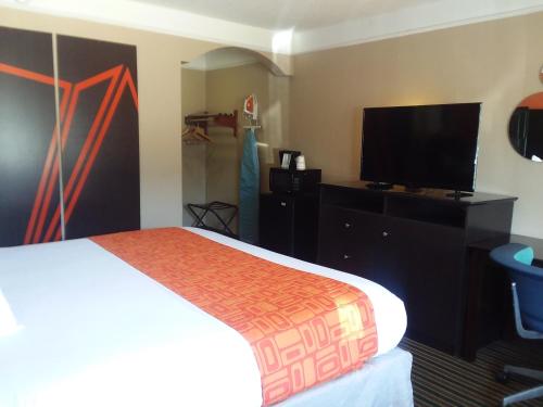 Howard Johnson by Wyndham Historic Lake Charles - image 2