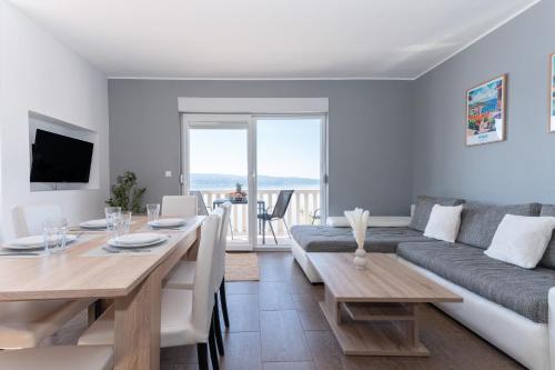 Sunny Hill Apartments with rooftop pool in เซลีนา