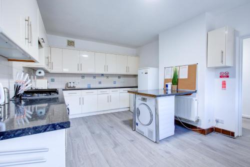 Hot Tub Stay Near Windsor & Legoland Sleeps 14, Windsor (zdjęcie 10)