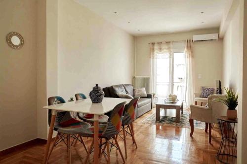 Cozy Athenian 2BD Apt Top Floor Panoramic View, Ateny