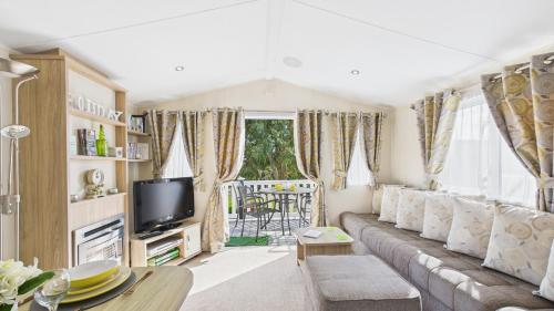 Shared lounge/TV area, Benamara in Havenstreet