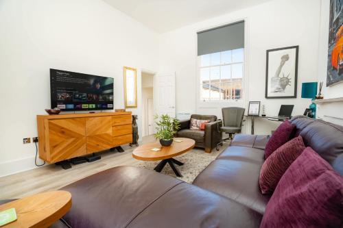 Characterful 2 Bed Apartment in Central Cheltenham, Челтнем