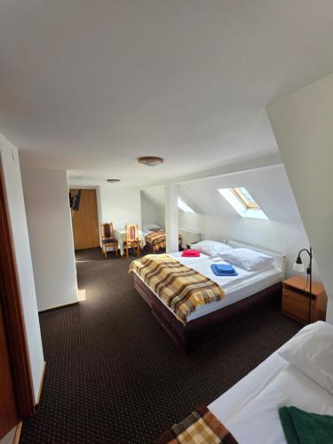 1 queen bed, 2 twin beds