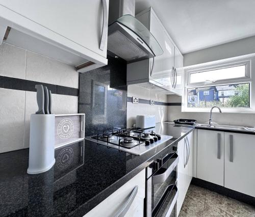 Chic Charming Classic 3bed W Ensuite - Pontypridd in Pontypridd