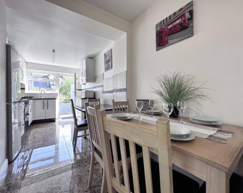 Chic Charming Classic 3bed W Ensuite - Pontypridd in Pontypridd