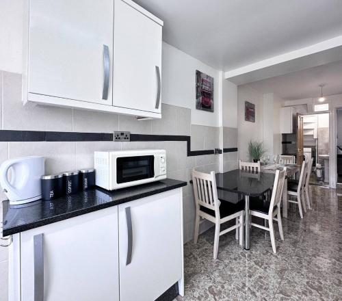 Chic Charming Classic 3bed W Ensuite - Pontypridd in Pontypridd