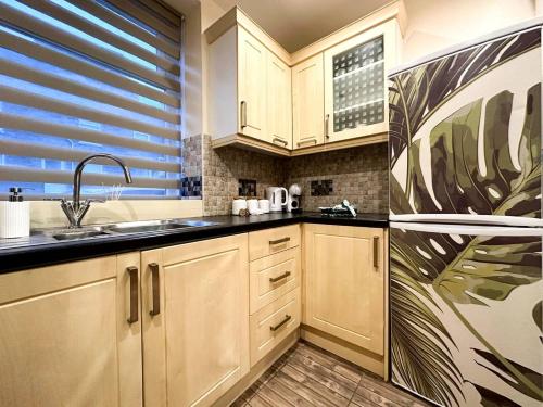 Joyful Jungle Jewel wBalcony & Foozeball-Ferndale in Aberaman