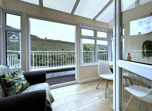 Joyful Jungle Jewel wBalcony & Foozeball-Ferndale in Aberaman