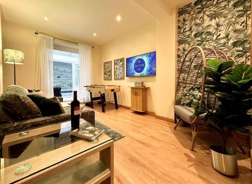 Joyful Jungle Jewel wBalcony & Foozeball-Ferndale in Aberaman