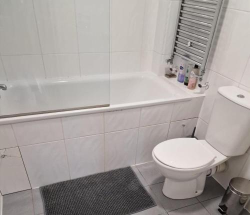 Remarkable 1-Bed Apartment in North London N8 - image 8