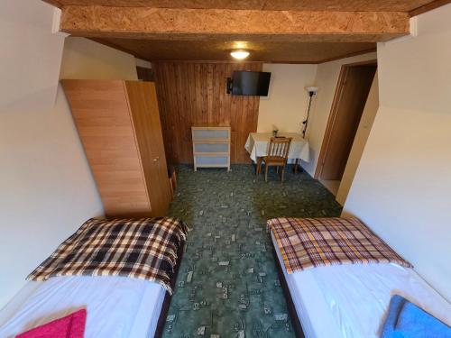 2 twin beds