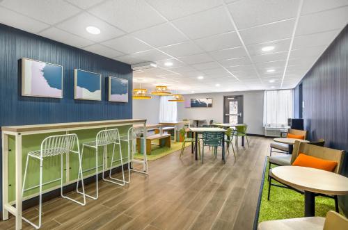 Carla Inn & Suites Roanoke Airport - image 27